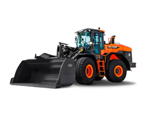 Cargadora frontal Develon DL320-A-7M trabajando en cantera en Ecuador.